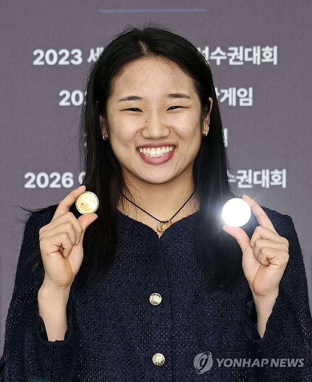 기념메달 손에 들고 웃는 안세영