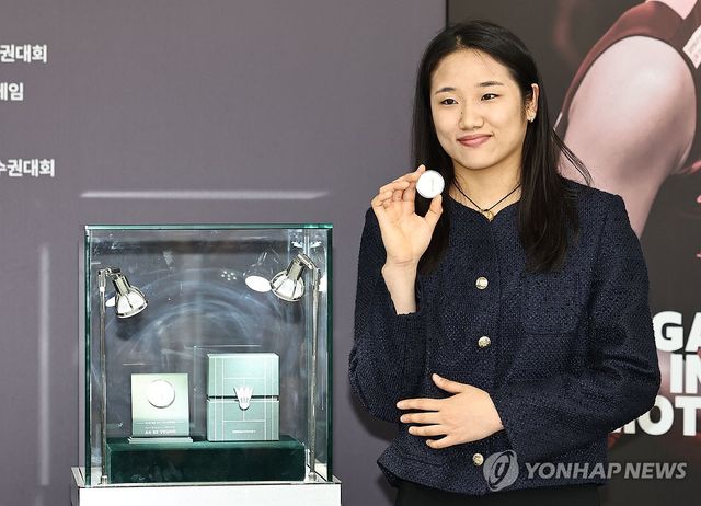 공식 기념메달 손에 든 안세영