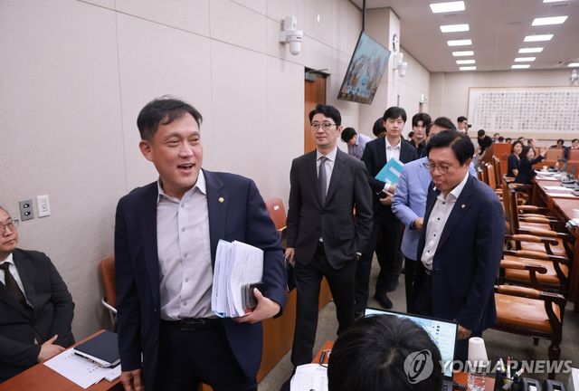형사소송법 개정안 처리에 항의하며 퇴장하는 국민의힘