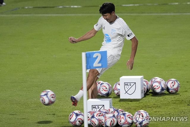 MLS 올스타 스킬 챌린지에 참여해 슈팅하는 손흥민.