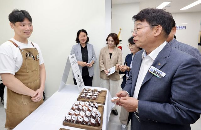 청년 창업가와 대화하는 대전 대덕구청장(오른쪽)