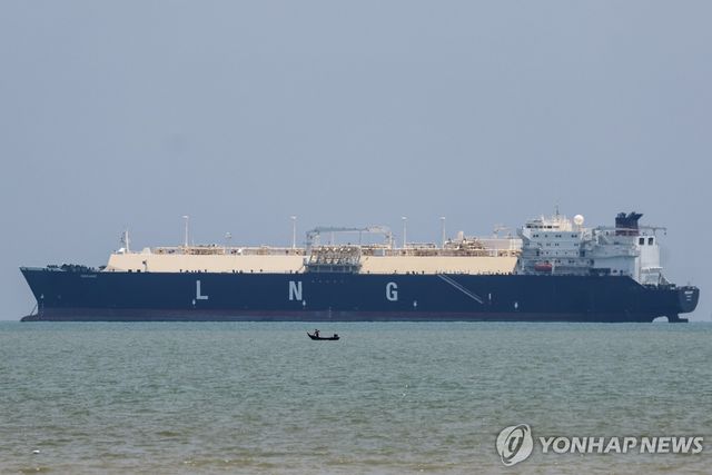 말라카 해협을 지나는 액화천연가스(LNG) 탱커. 사진은 기사 본문과 직접 관련 없음 [EPA=연합뉴스 자료사진. 재판매 및 DB 금지]