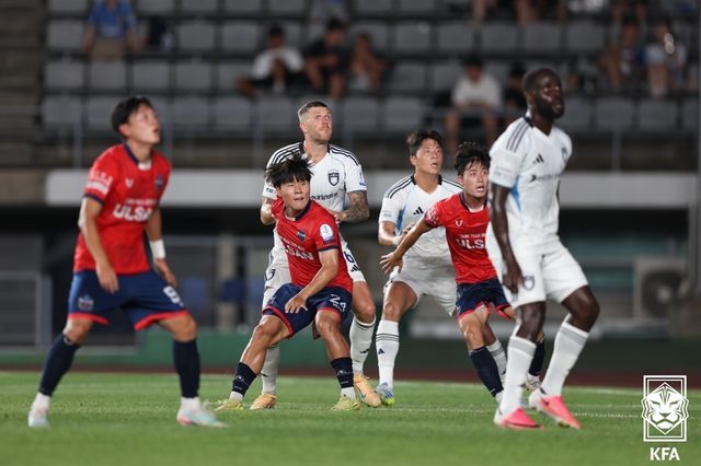 울산 HD와 울산시민축구단의 경기 장면