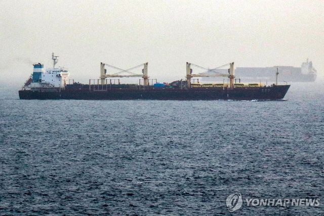 홍해 입구 바브엘만데브 해협을 지나는 선박