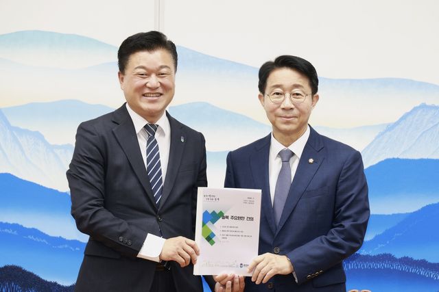 왼쪽부터 신용한 충북지사와 조정식 국회의장