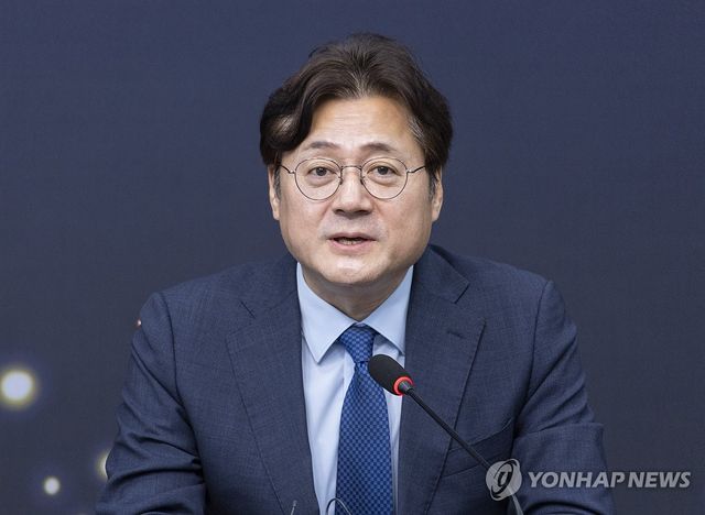 조국혁신당 신장식 대표 취임 축하 인사하는 홍익표 청와대 정무수석