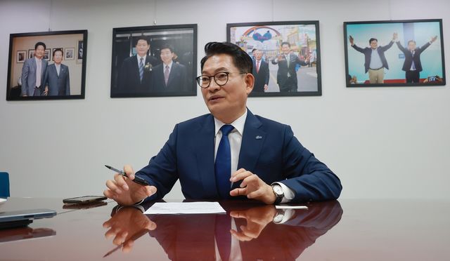 연합뉴스와 인터뷰하는 민주당 송영길 당대표 후보