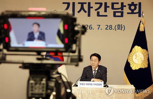 취재진 질의에 답하는 조정식 국회의장