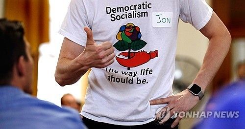'미국민주사회주의자'(DSA) 티셔츠 입은 DSA 활동가 