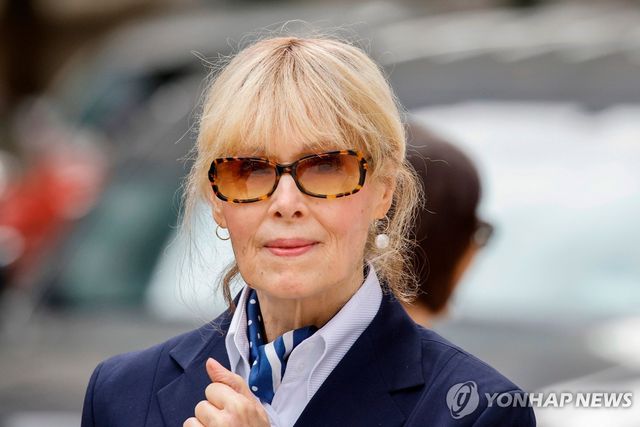 뉴욕 법원 나서는 E. 진 캐럴(2024년 9월)