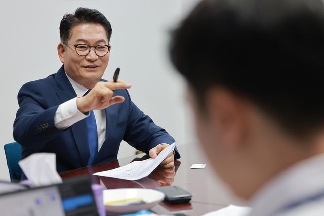 연합뉴스와 인터뷰하는 민주당 송영길 당대표 후보