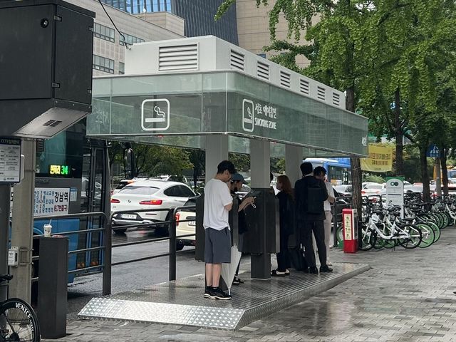 시민 의견에 따라 설치된 흡연 부스