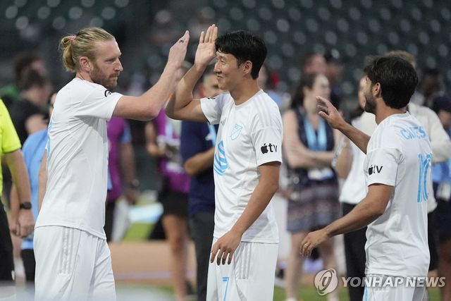 MLS 올스타팀 동료 팀 림(왼쪽)과 하이 파이브 하는 손흥민(가운데).