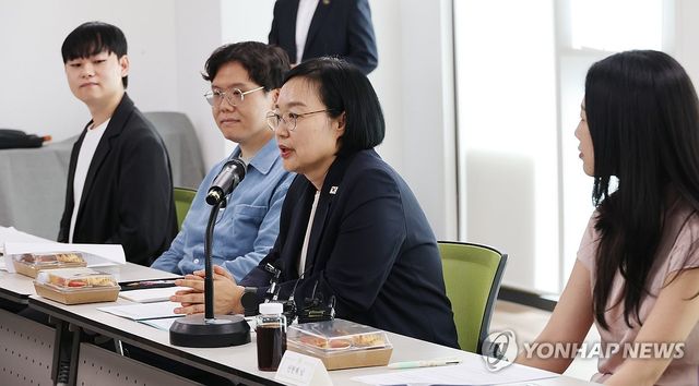 고립ㆍ은둔 경험 청년 등과의 간담회 나선 한성숙 국무총리
