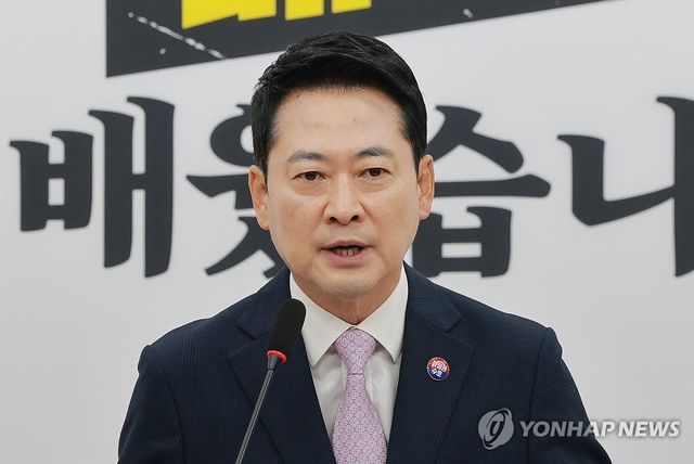 '개헌 논란' 관련해 기자회견하는 국민의힘 장동혁 대표