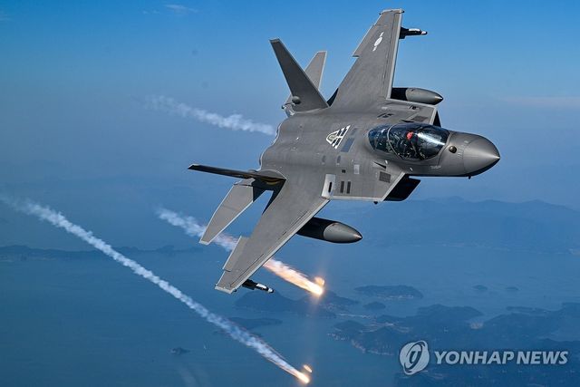 플레어 발사하는 KF-21 전투기