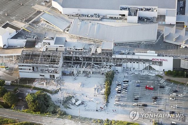 지진으로 붕괴된 쇼핑몰