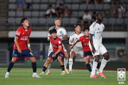 울산 HD와 울산시민축구단의 경기 장면