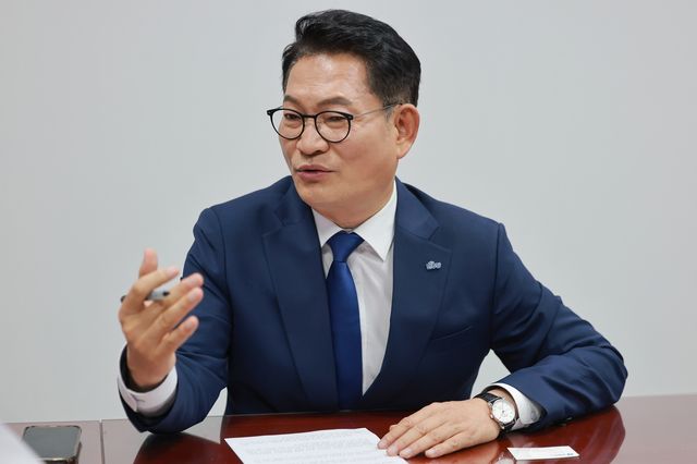 연합뉴스와 인터뷰하는 민주당 송영길 당대표 후보