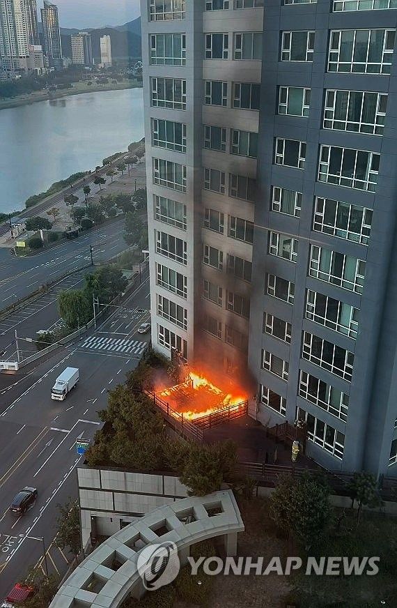 울산 중구 고층 아파트 테라스 화재 현장