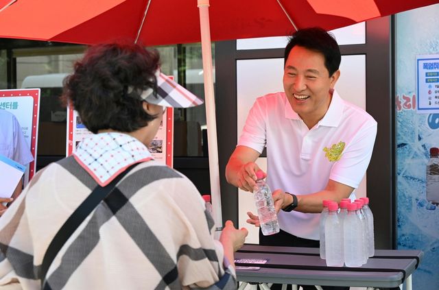 아리수 나눠주는 오세훈 시장