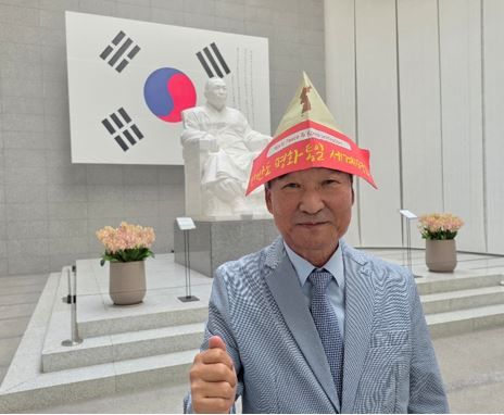 '한반도 평화통일과 세계평화' 기원 고깔 쓰고 포즈 취한 고영철 교수