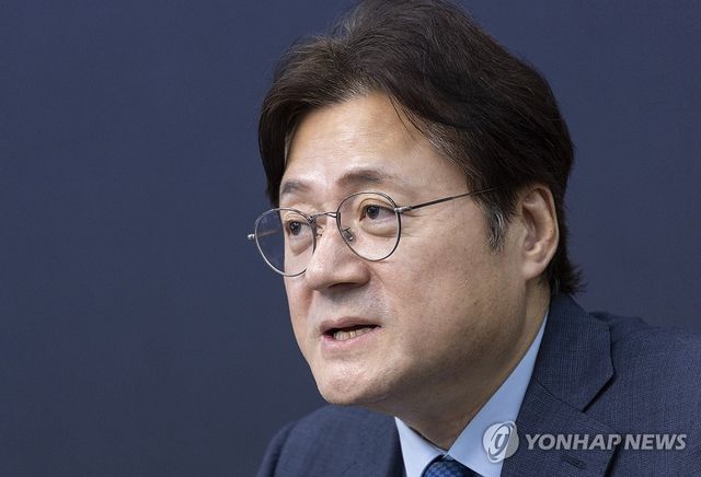 신장식 대표 취임 축하 인사 전하는 홍익표 청와대 정무수석