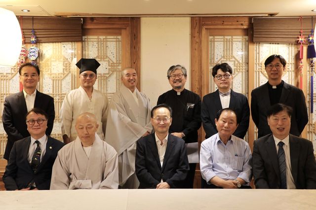 통일부, 김남중 차관(앞줄 가운데) 주재로 7대 종단과 정책간담회 개최