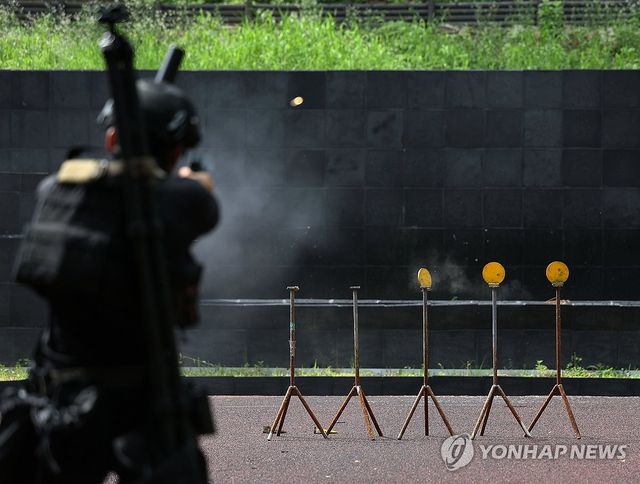 전술평가대회 권총사격하는 경찰특공대