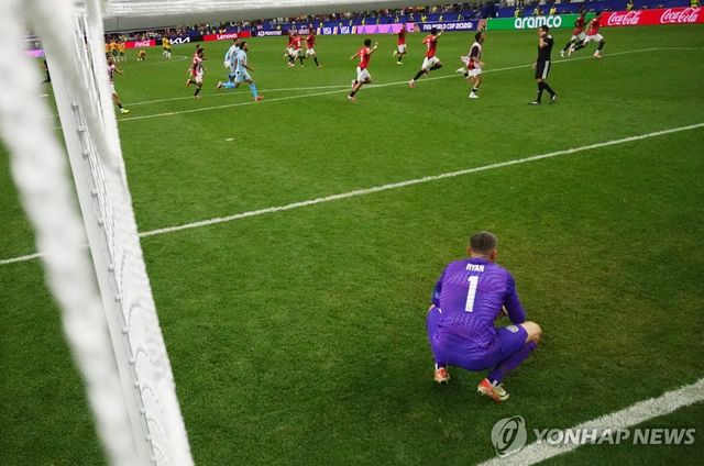 승부차기 패배에 아쉬워하는 호주 골키퍼 매슈 라이언