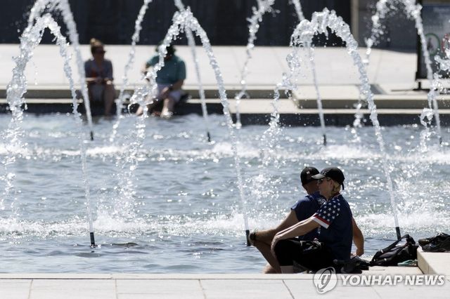 미국 워싱턴DC 제2차 세계대전 기념비 분수대에서 더위를 식히는 시민들