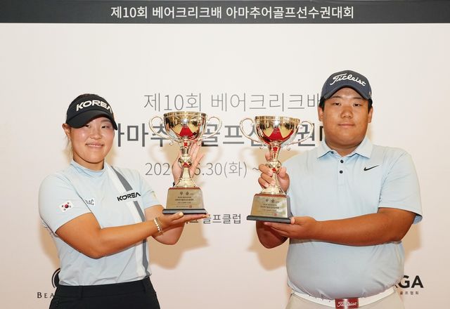 제10회 베어크리크배 아마추어골프선수권대회 남녀부 우승컵을 차지한 정조국(오른쪽)과 박서진. [대한골프협회 제공. 재배포 및 DB 금지]