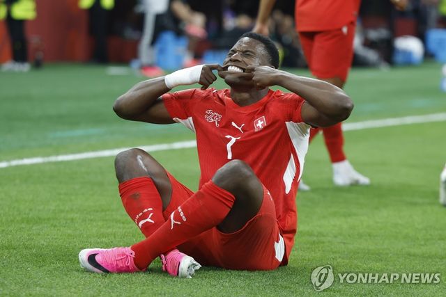 골세리머니를 펼치는 스위스의 브릴 엠볼로