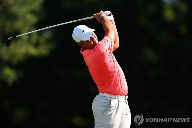 티샷 날리는 김주형