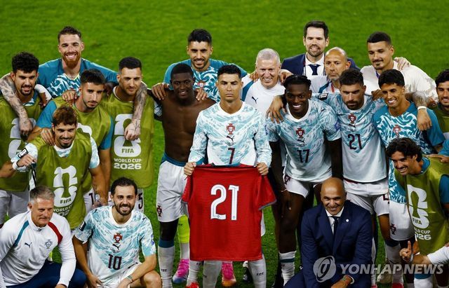 조타의 등번호 21번 유니폼 들고 추모하는 포르투갈 선수들