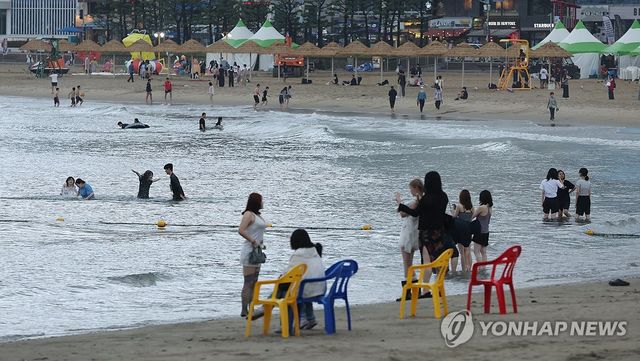 오락가락 빗속 개장한 광안리해수욕장