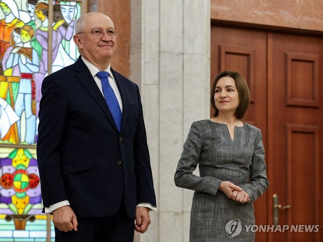 마이아 산두 몰도바 대통령(오른쪽)과 알렉산드루 문테아누 총리 [로이터=연합뉴스 자료사진. 재판매 및 DB 금지]