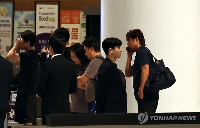 통화하는 홍명보[자료사진]
