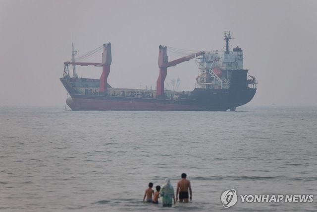 이란 반다르 아바스 해변 인근 호르무즈 해협에 서 있는 선박