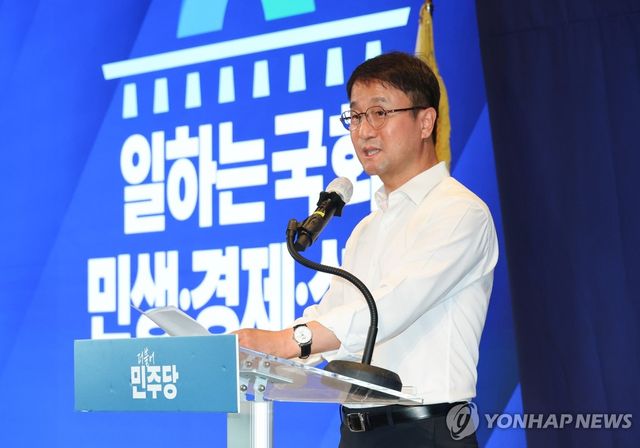 민주당 국회의원 워크숍, 인사말 하는 한병도 대표 직무대행
