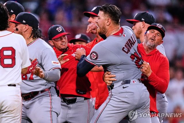 MLB 보스턴과 워싱턴 경기서 벌어진 몸싸움. 유니폼을 잡힌 선수가 캐벌리 