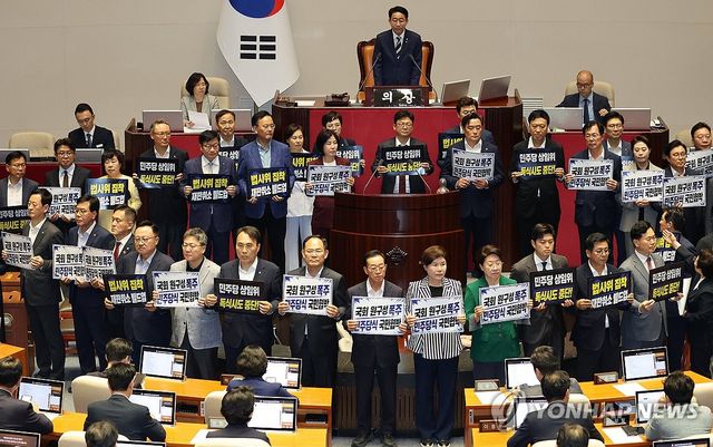 법사 포함 10개 상임위·예결위원장 與주도 선출…국힘 표결 불참