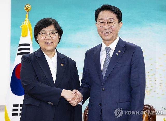 악수하는 조정식 국회의장과 정은경 보건복지부 장관