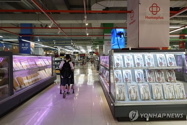 정육 판매대였던 곳엔 가위, 집게 세트