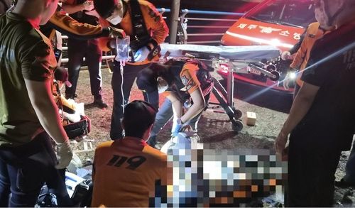 70대 낚시객 구조해 응급처치하는 119