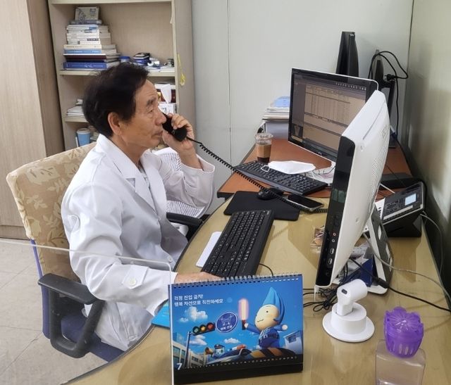 전화 진료하는 흥덕보건소 임기제 의사