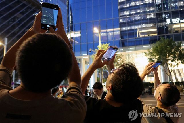 시틱타워 사고 현장을 촬영하는 시민들