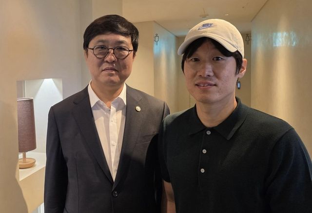 최휘영 문체부 장관과 박지성 해설위원
