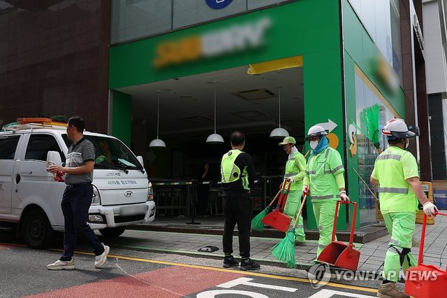 서울 반포동 상가에 차량 돌진…이어지는 현장 정리