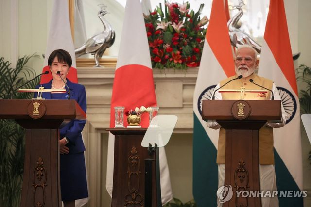 정상회담 후 기자회견 하는 다카이치 일본 총리(왼쪽)와 모디 인도 총리